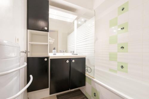 Ένα μπάνιο στο Cosy T3, piscine, proche mer