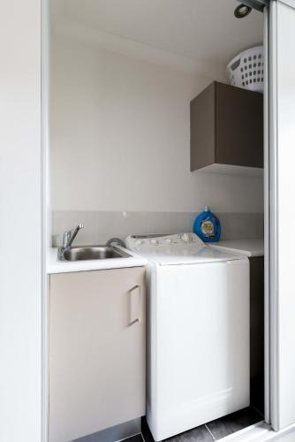 Dapur atau dapur kecil di Comfortable Home 10 Minutes from Town - Wifi and Garage