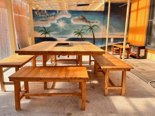 Lit Amakusa - Vacation STAY 78640v في Amakusa: طاولة نزهة وكراسي في غرفة مع جدار