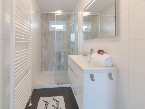 Ένα μπάνιο στο Detached House on Lake in Zeeland Holiday Park