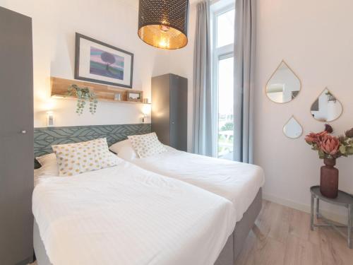 Ένα ή περισσότερα κρεβάτια σε δωμάτιο στο Detached House on Lake in Zeeland Holiday Park