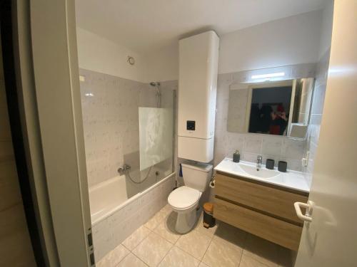 ein Badezimmer mit einem WC, einer Badewanne und einem Waschbecken in der Unterkunft Apartment in Nieuwpoort with balcony in Nieuwpoort