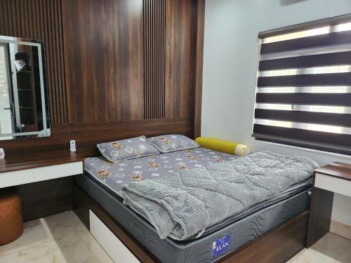 - un petit lit dans une chambre avec fenêtre dans l'établissement TEELAD VILLA - MỘC CHÂU, à Mộc Châu