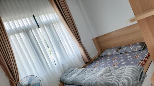 - une petite chambre avec un lit et une fenêtre dans l'établissement TEELAD VILLA - MỘC CHÂU, à Mộc Châu