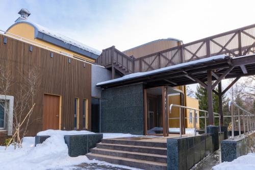 a building with a walkway in the snow at 別邸　たてしな薫風 in Yukawa
