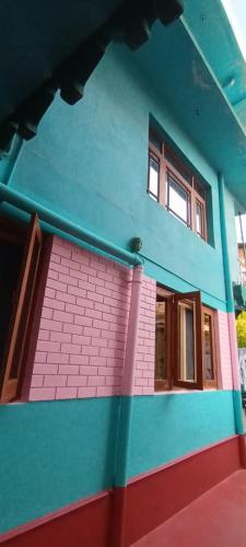 Un modelo de casa azul en Unique guest house, en Srinagar