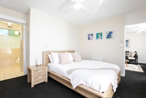 Säng eller sängar i ett rum på CBD Apartment by the Park: WiFi & Parking