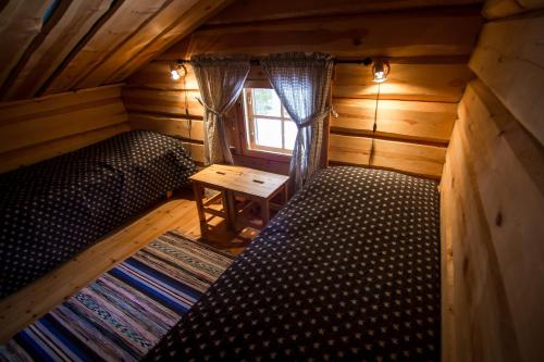 מיטה או מיטות קומותיים בחדר ב-Vaattunki Wilderness Resort