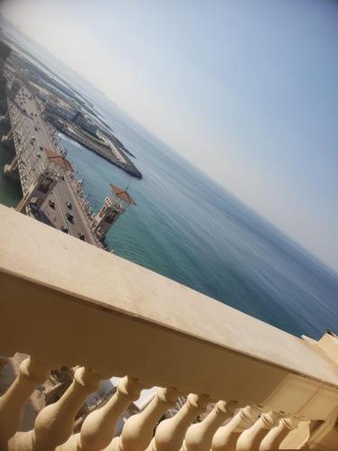 vista sull'oceano dalla parte superiore di un edificio di Stanley Bridge Apartment ad Alessandria d'Egitto