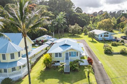 an overhead view of a house with a palm tree at Makani Ea Home home in Pepeekeo