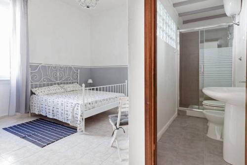 1 dormitorio con cama, aseo y lavamanos en Domus Merulana Bed and Breakfast, en Roma