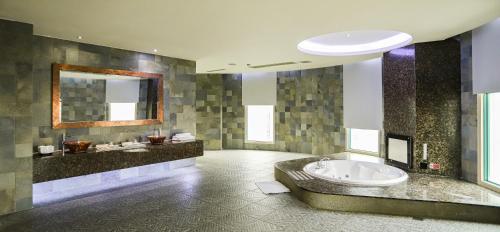 baño grande con bañera y lavamanos en All-Ur Boutique Motel-Chang Hua Branch, en Changhua City