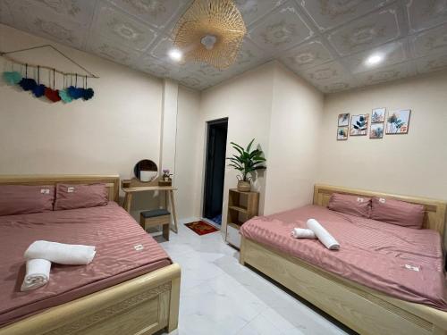 una camera con due letti e un soffitto di Homestay Đảo Phú Quý-White Sand House a Cu Lao Thu