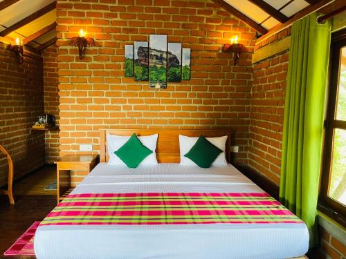Postel nebo postele na pokoji v ubytování Sungreen Cottage Sigiriya