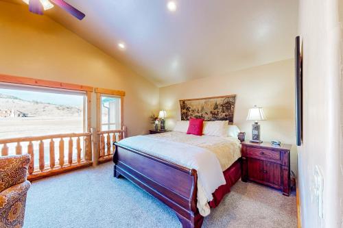 1 dormitorio con 1 cama y balcón en Owl's Nest, en South Fork