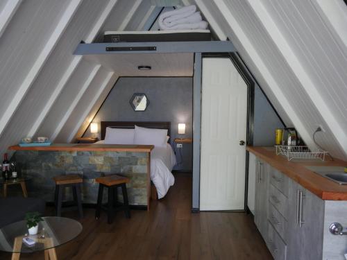 1 dormitorio con 1 cama y lavamanos en una habitación en La Merced, en Villarrica