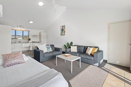 ein Wohnzimmer mit einem Sofa und einem Tisch in der Unterkunft Tasman Holiday Parks - Miranda in Miranda