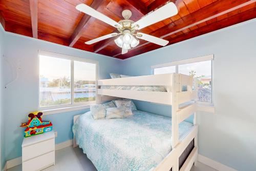 1 dormitorio con ventilador de techo y litera en Hammock Haven en Cayo Largo