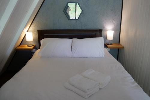 1 dormitorio con 1 cama con 2 toallas en La Merced en Villarrica