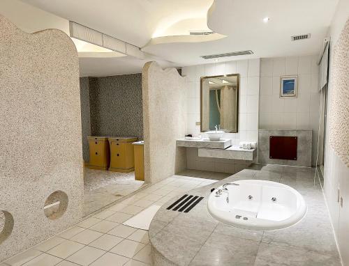 a large bathroom with a tub and a sink at All-Ur Boutique Motel-Jhu Shan Branch in Zhushan