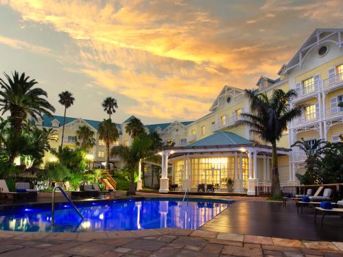 un hotel con piscina frente a un edificio en Hemingways Hotel en East London