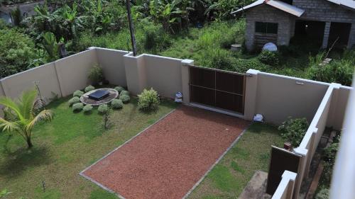 a backyard with a privacy fence and a garden at Dunest Villa in Bentota