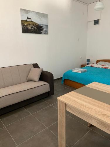 a living room with a couch and a bed at Mariyka Apartaments 2 in Sutomore