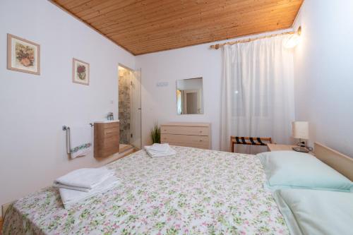 1 dormitorio con 1 cama grande en una habitación en The Švalba sea view, en Rovinj