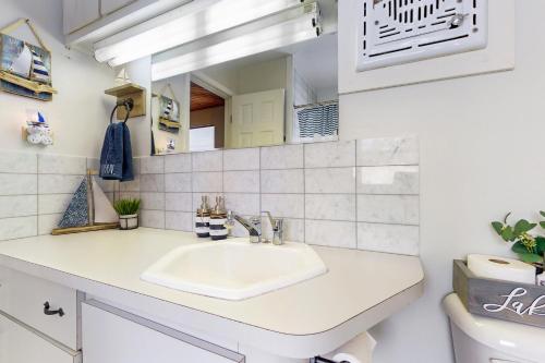 a bathroom with a sink and a mirror at The Blue Laker in Kingsland