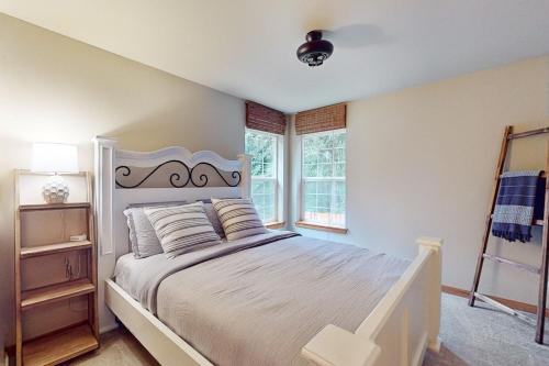 um quarto com uma cama grande e uma janela em Hillcrest Haven em Johnson Landing