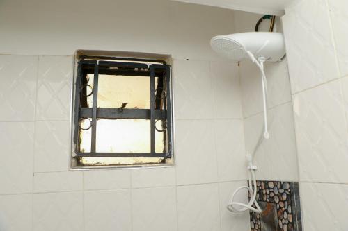 ventana en el baño con ducha en Skybeach apartment en Kisumu