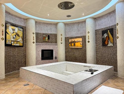 een badkamer met een groot bad in een kamer bij All-Ur Boutique Motel -Chia Yi Branch in Chiayi City