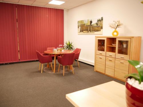 uma sala de conferências com mesa e cadeiras em Parkhotel Marzahn em Berlim