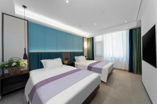 Postel nebo postele na pokoji v ubytování Phoenix Best River View B&B 故里明月