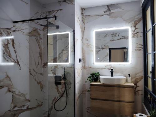 La salle de bains est pourvue d'un lavabo et d'un miroir. dans l'établissement El Primero de Steven - Pegado a Playa de San Lorenzo, à Gijón