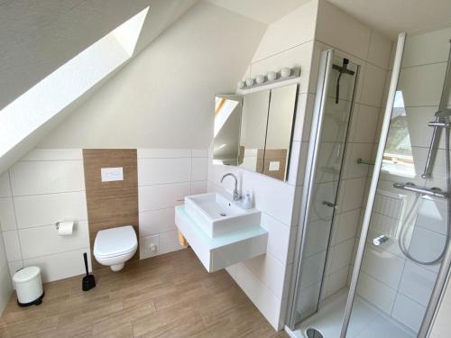 W łazience znajduje się umywalka i prysznic. w obiekcie NEU! Moderne Fewo Schieke w mieście Schleiz