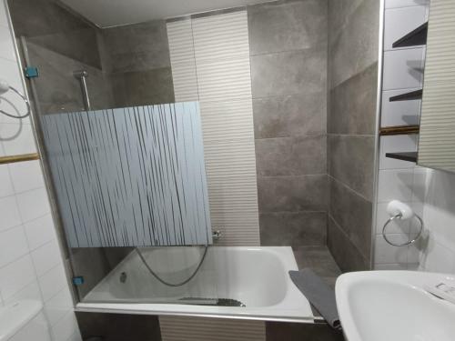 a bathroom with a bath tub and a sink at Apartamento SUMMER Complex Amaya Fuerteventura in Costa de Antigua