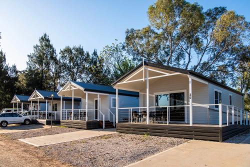 a row of mobile homes in a row at Gulgong Tourist Park in Gulgong