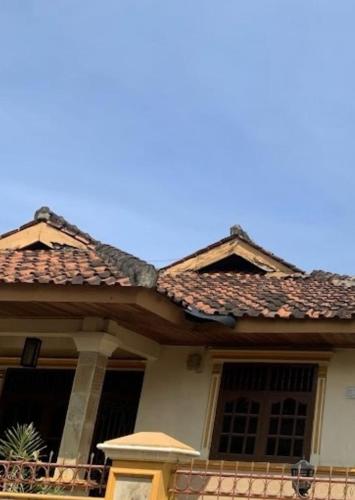 uma casa com telhado de azulejo em Bintang Property em Kedaton