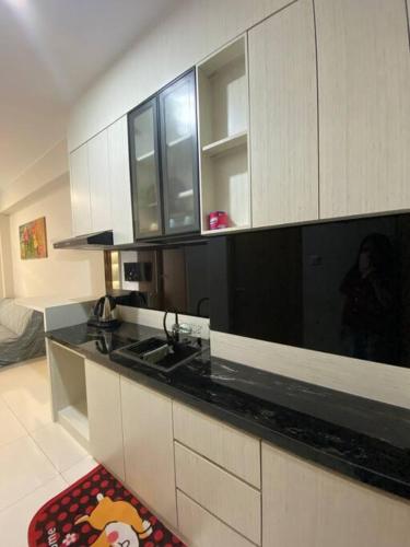 Kitchen o kitchenette sa 2 Bedrooms Baloi Apartment Batam