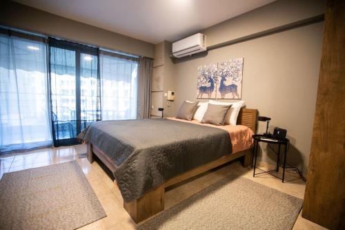 Ένα ή περισσότερα κρεβάτια σε δωμάτιο στο 12Nisou Studio with Balcony