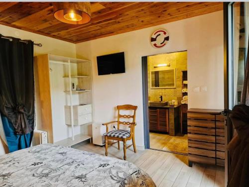 CHAMBRES ET TABLES D'HOTE DU VOYAGEURにあるベッド
