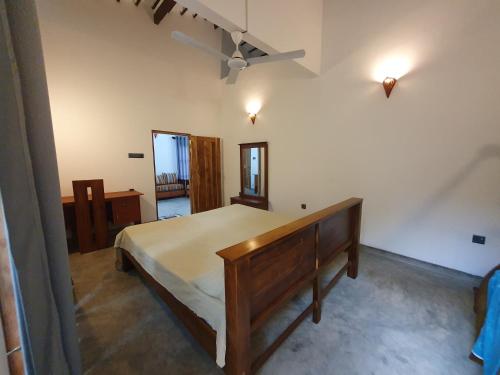 Ένα ή περισσότερα κρεβάτια σε δωμάτιο στο Mirissa Surf Villa