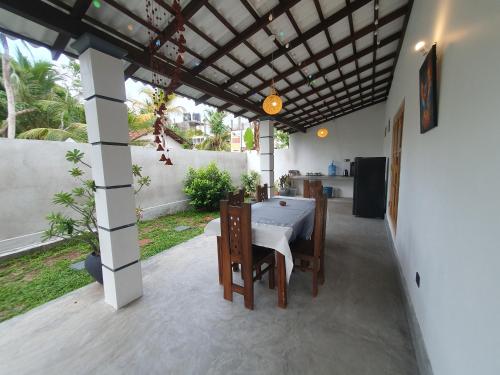Patio nebo venkovní prostory v ubytování Mirissa Surf Villa