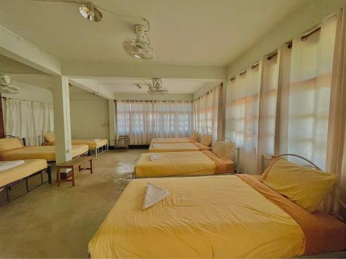 een rij bedden in een kamer bij Thakhek Travel Lodge in Thakhek