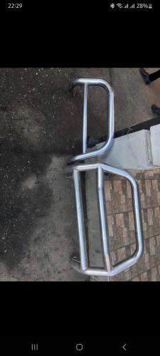 een metalen stoel aan de straatkant bij Francessco in Livno