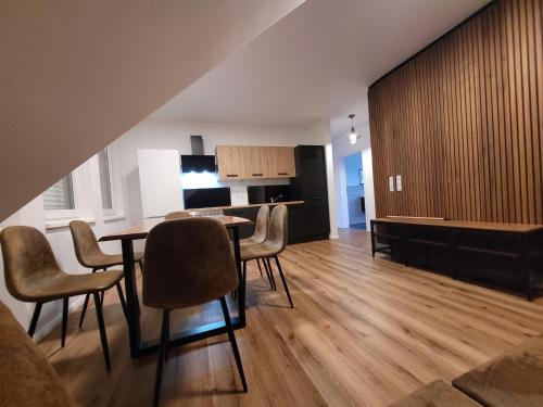 a kitchen and dining room with a table and chairs at LlVlNQ 33 in Molbergen