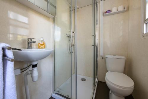 Bilik mandi di Bicycle Storage - Close to Efteling & Safaripark Beekse Bergen & Parking!