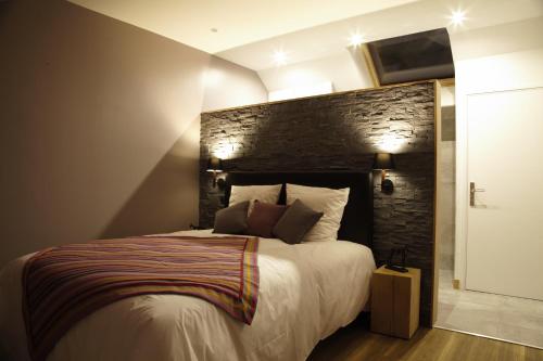 Un pat sau paturi într-o cameră la Le Clos Des Coteaux