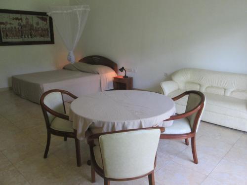 Un lugar para sentarse en Raja Beach Hotel